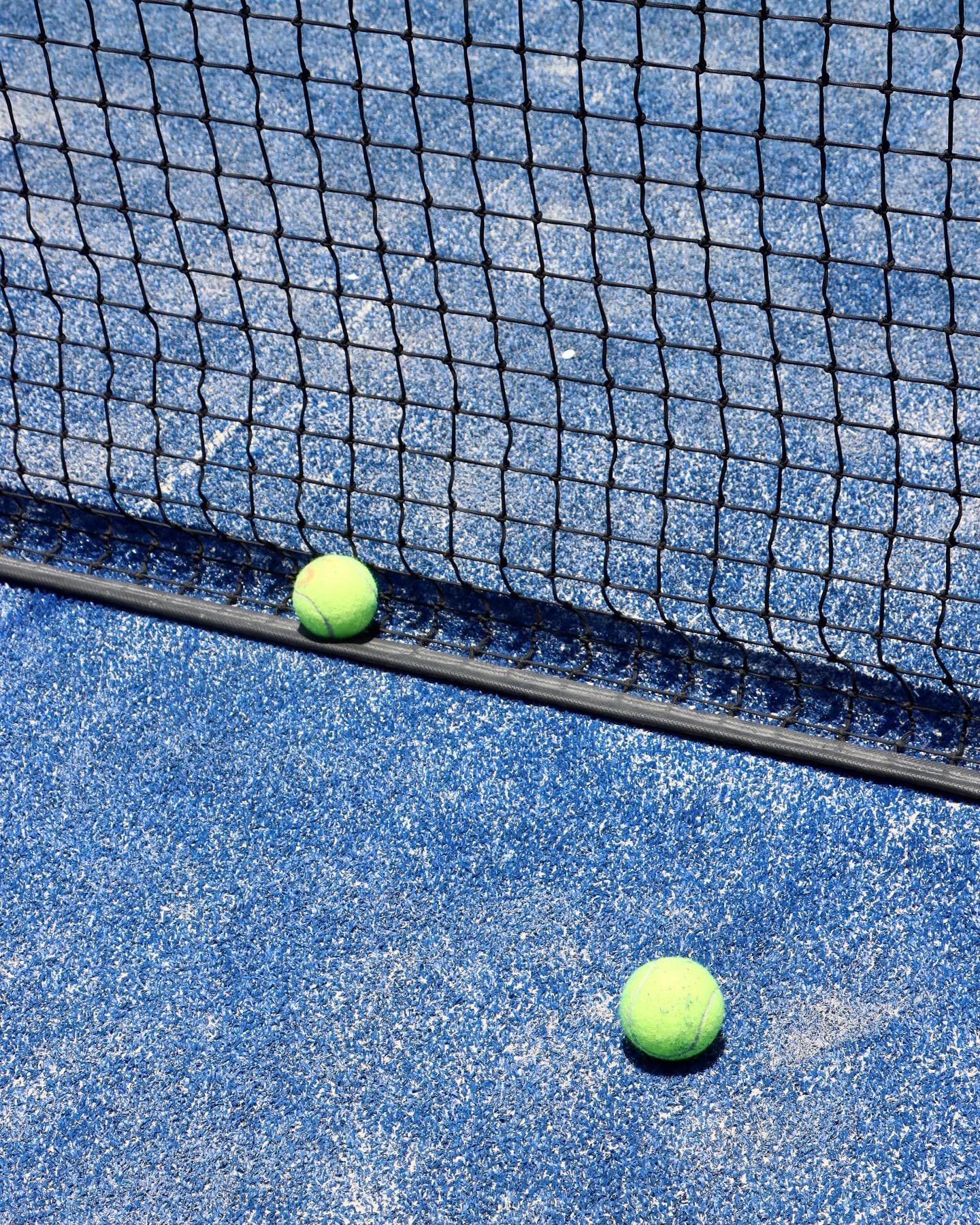 el entrenamiento de alto rendimiento en una cancha dedicada a pádel