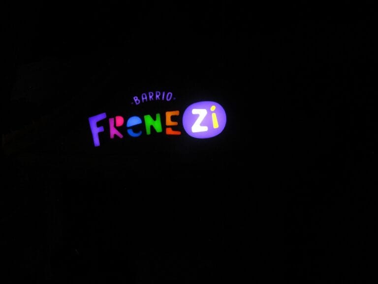 Logo en luces neon con fondo oscuro Barrio Frenezí